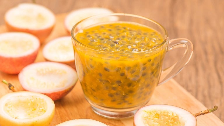 A cup full of maracuya pulp and maracuya seeds